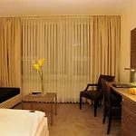 Hotel Scotty & Emily