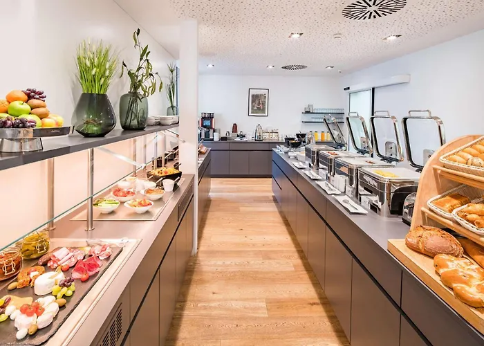 Scotty & Emily 4* אולם