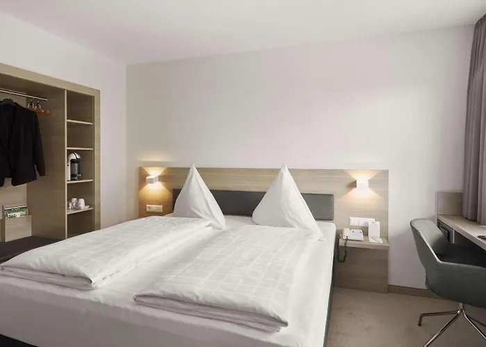 Scotty & Emily 4* אולם