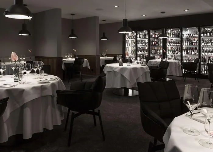 Scotty & Emily אולם