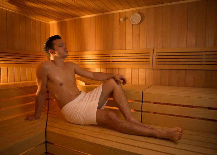 Scotty & Emily 4* אולם