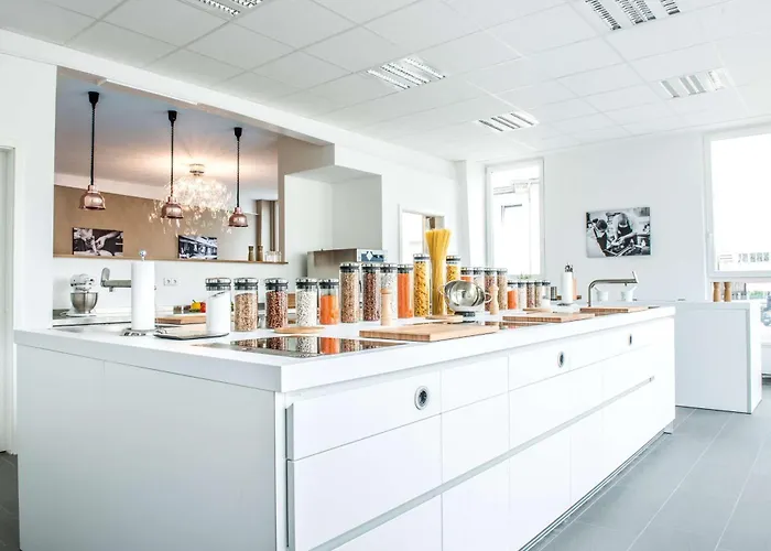 Scotty & Emily 4* אולם