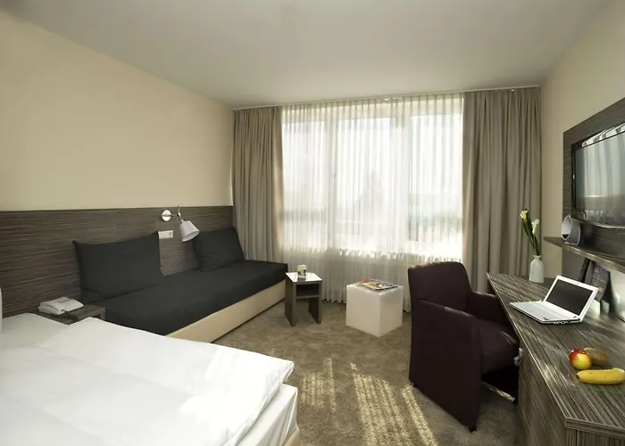 Scotty & Emily אולם