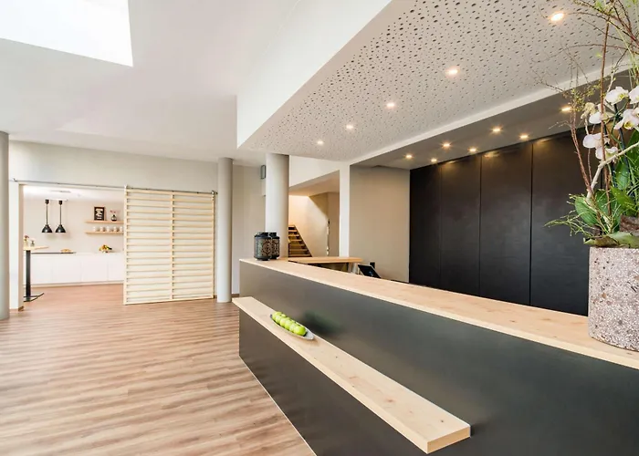 Scotty & Emily אולם