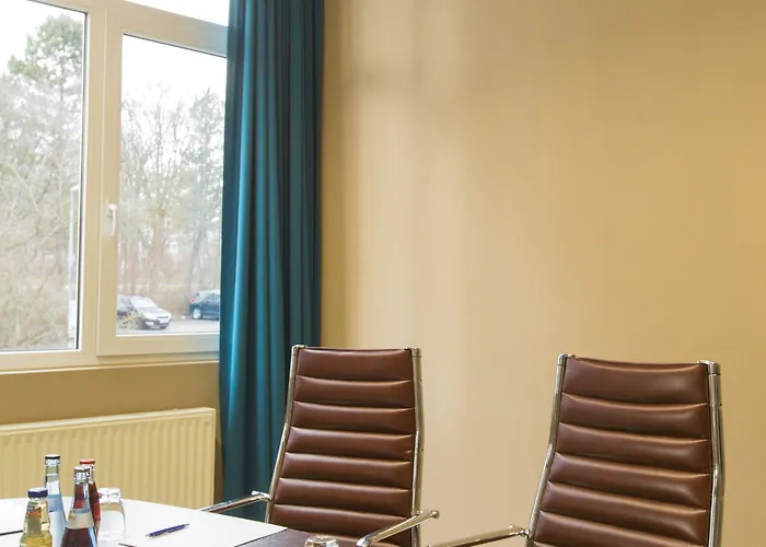 Scotty & Emily 4* אולם