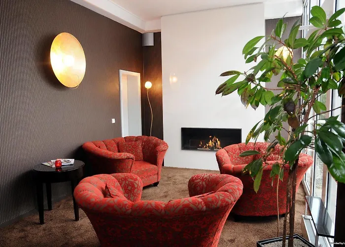 Scotty & Emily 4* אולם