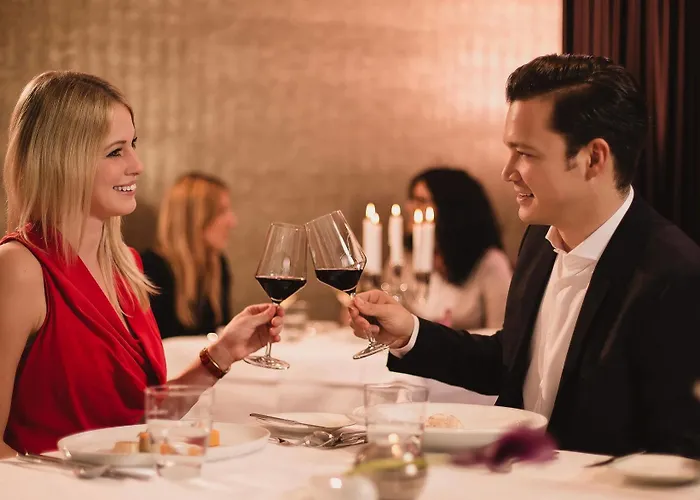 Scotty & Emily אולם