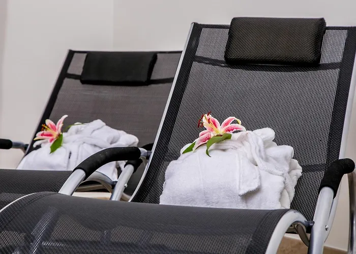 Scotty & Emily 4* אולם