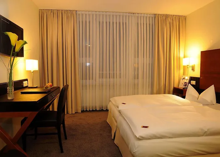 Scotty & Emily 4* אולם